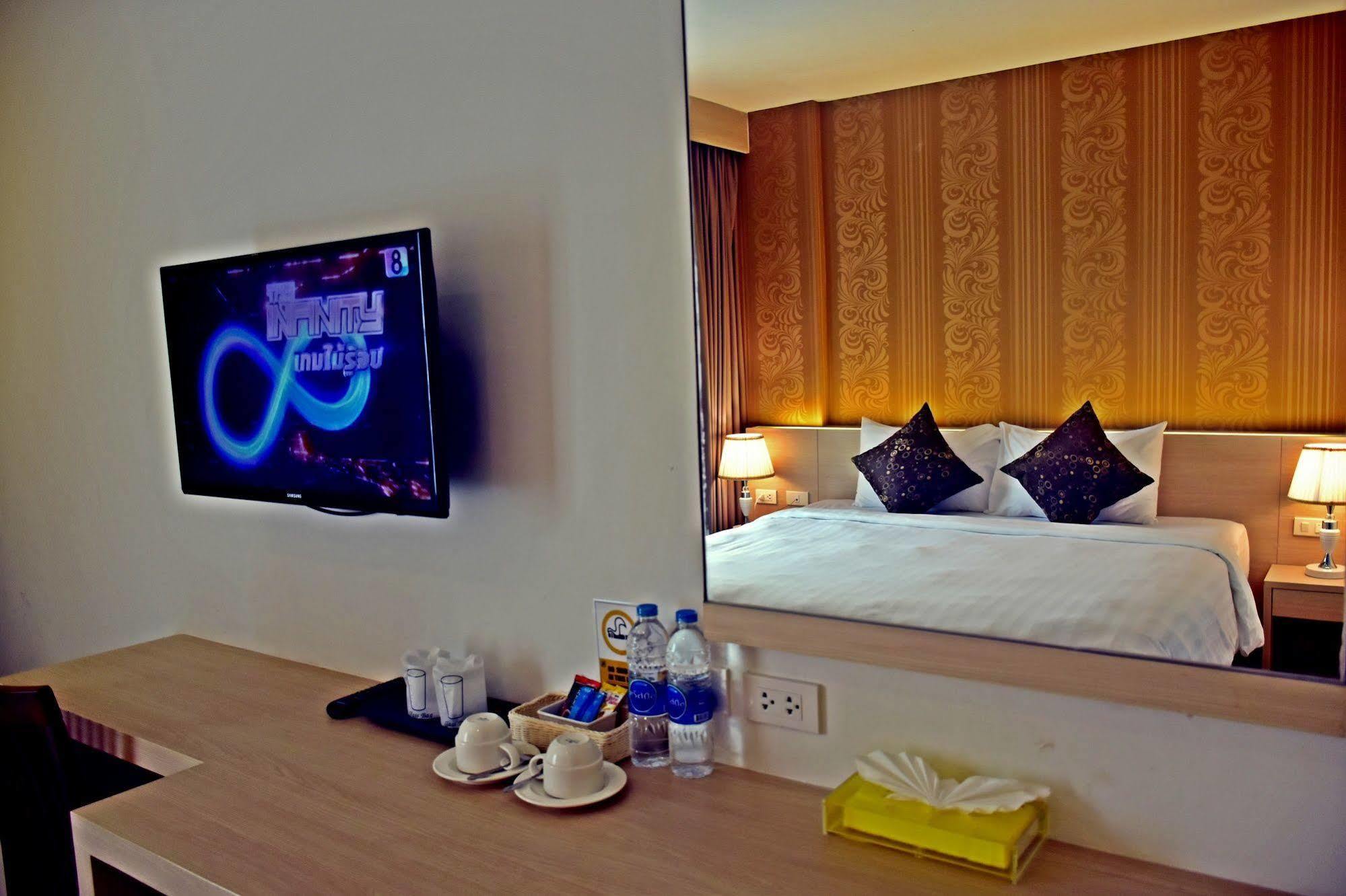 Ocean And Ole Patong Hotel Exterior foto
